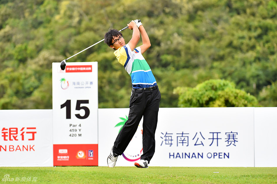 窦泽成在开球瞬间，年轻的面庞上写满专注，他全身的力量与协调性在这一刻凝聚于挥杆的弧线之中