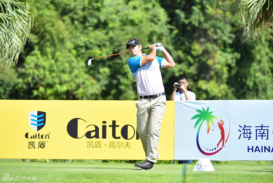 澳大利亚选手加文·福林特大力开球，动作流畅而充满力量，球杆在空气中划出清晰的轨迹