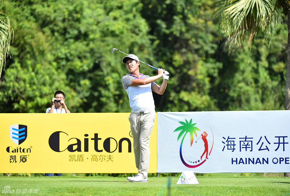 胡牧完成一次漂亮的沙坑救球后，沙粒仍在空中飞溅，他保持着优雅的收杆姿势，目光追随小球飞向果岭