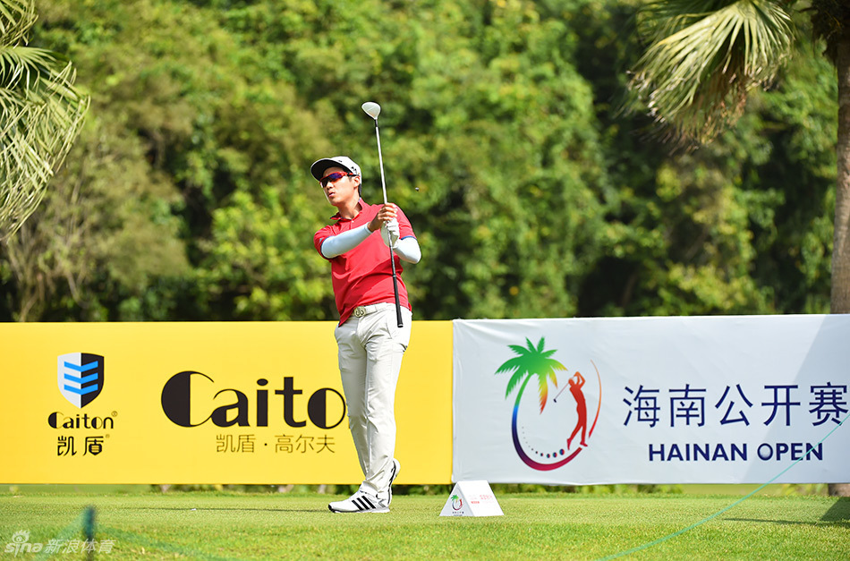 张新军以干净利落的动作完成收杆，身体重心平稳转移，眼神望向远方，仿佛在审视这一杆的成果与整轮比赛的策略