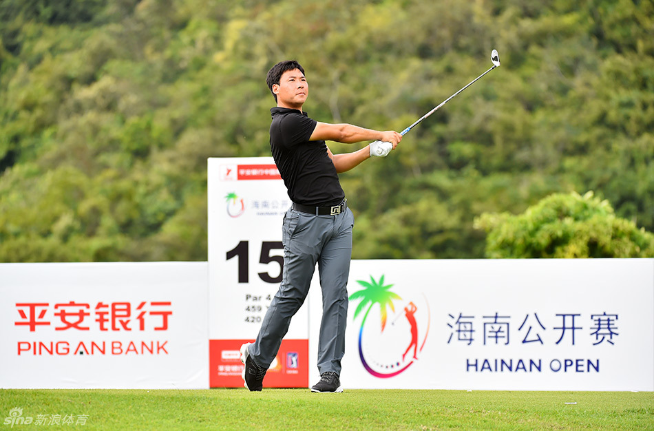 欧阳正在果岭边蹲身观察，他的视线与球洞连成一线，全神贯注地解读着果岭上复杂的起伏与转折