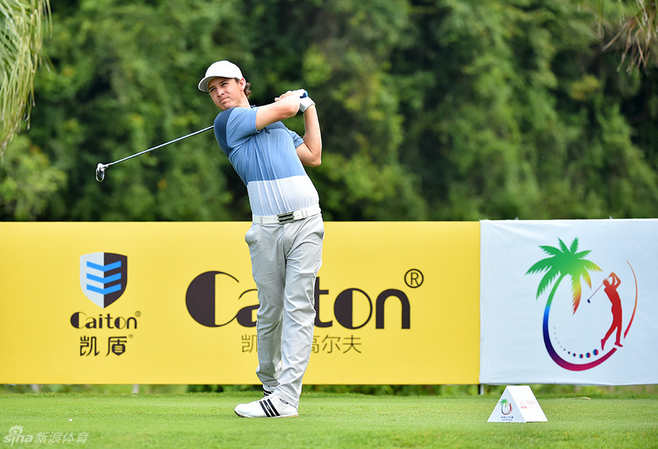 中国选手张蕙麟在比赛中凝神静气，准备挥出关键一击。