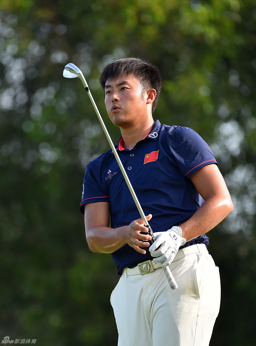 韩国实力选手张二根在果岭上仔细观察推杆线路，表情专注而坚毅。