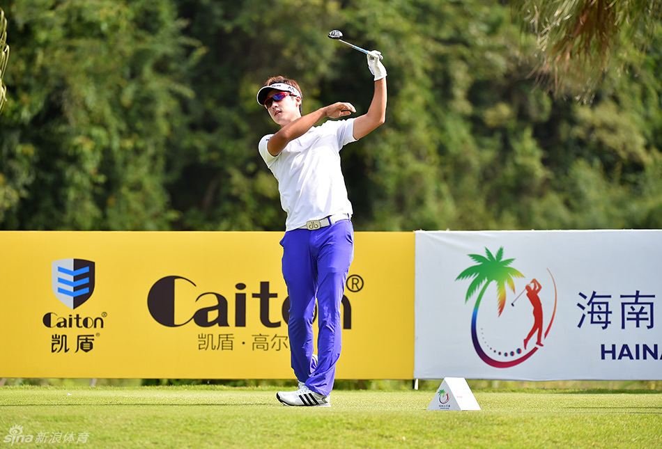 中国球员胡牧全力开球，身体扭转展现出完美的力量与协调性。