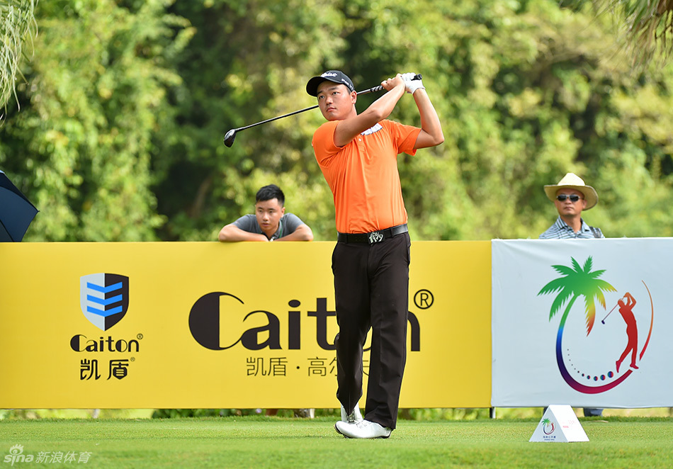 中国球员张新军在全神贯注地推杆，赛场气氛紧张而安静。