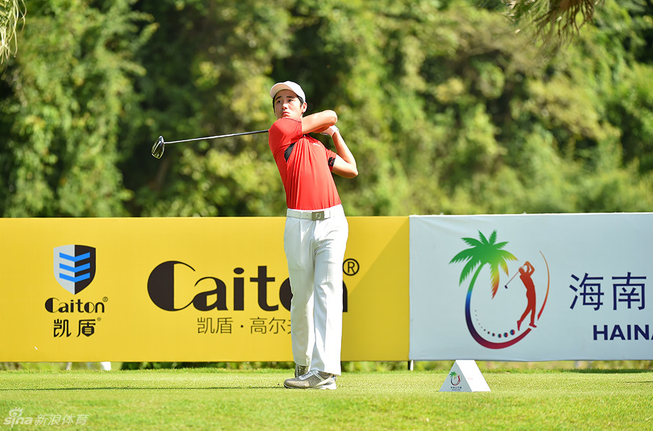 中国球员欧阳正眺望球的落点，阳光勾勒出他专注的侧影。