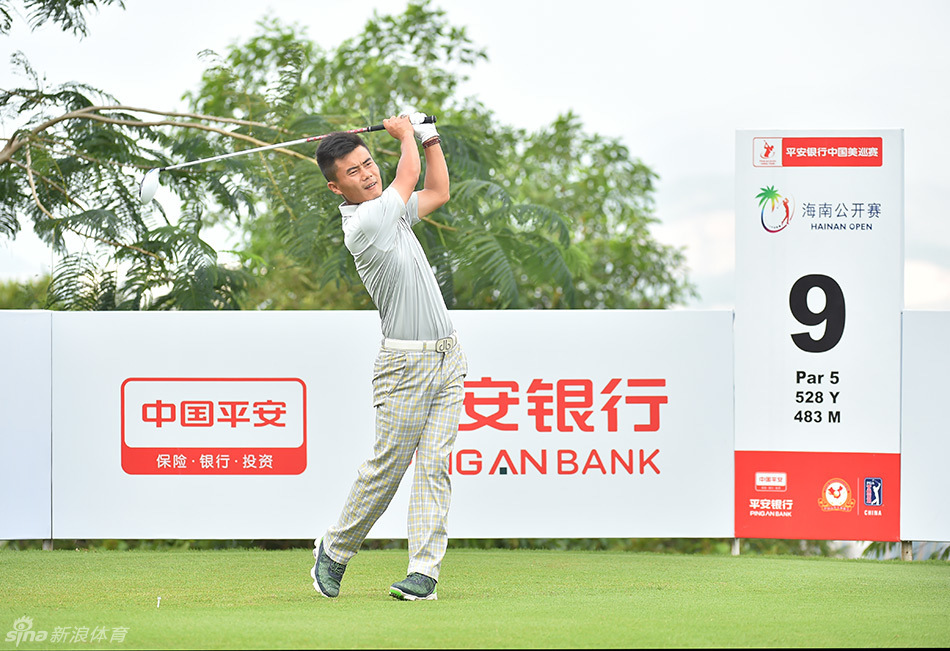 冠军张蕙麟在比赛中露出沉着坚定的眼神，手握球杆准备下一击。