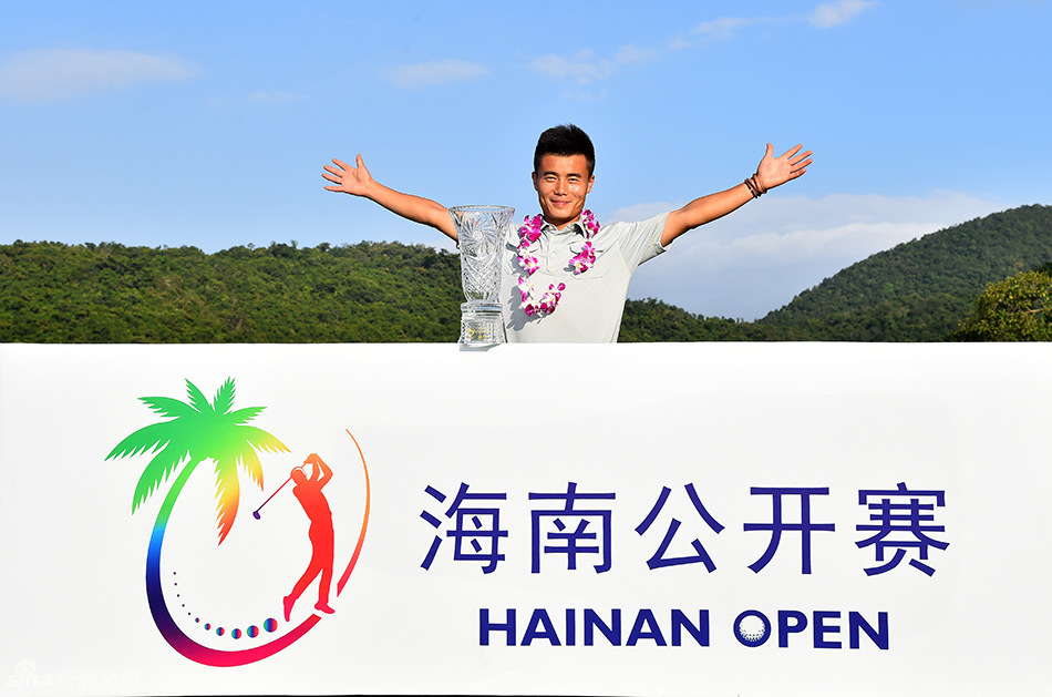 颁奖仪式上，冠军张蕙麟脸上洋溢着无比幸福与自豪的灿烂笑容。