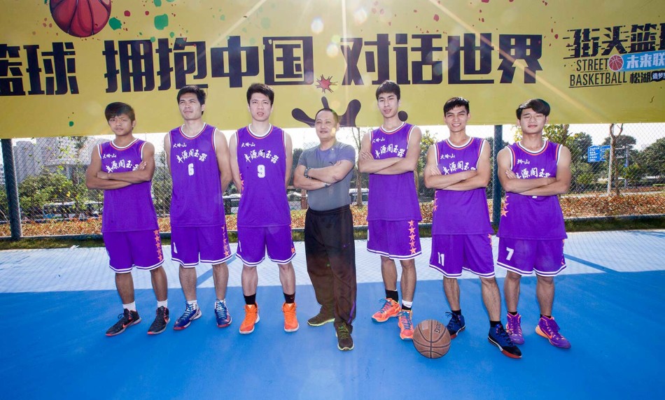 百分百队的核心球员叶财胜在场上闲庭信步，脸上洋溢着自信的笑容，身后的队友们正聚在一起商量着接下来的战术