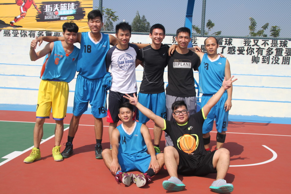 赛场上球员们拼抢倒地后，两队队员迅速围拢过来互相拉起对手，场边的队友伸出手递上水瓶补充能量，画面充满兄弟情谊