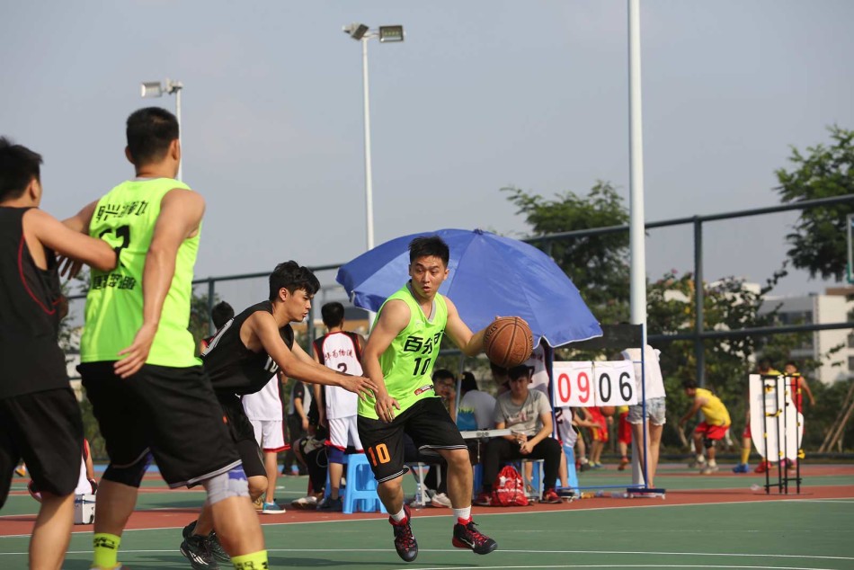 比赛结束后，丰源阁队与百分百队的队员们在场中聚拢，大家的手叠在一起高喊加油，输赢已不再重要，篮球带来的快乐与兄弟情谊在此刻定格