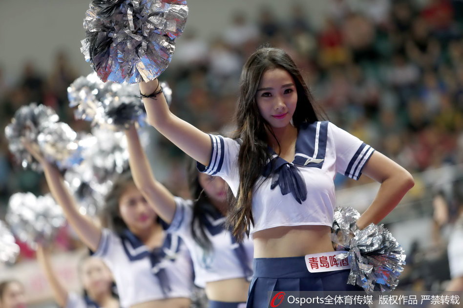 福建主场啦啦宝贝们面带灿烂微笑，身着靓丽短裙制服，在赛场中央摆出充满活力的开场pose，瞬间点燃全场热情。