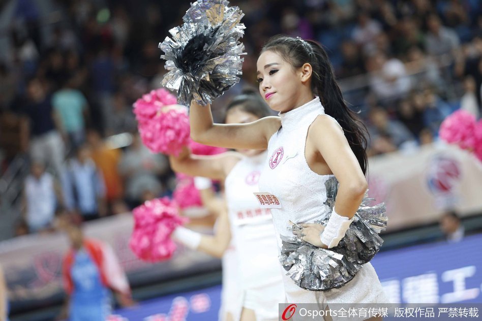 舞动的花球划出绚丽的弧线，啦啦队员们配合着劲爆的音乐腾空跃起，将赛场气氛推向了最高潮。