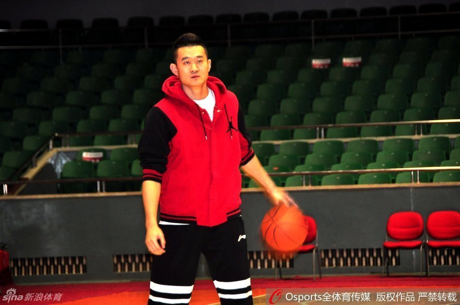 看着训练场上生龙活虎的兄弟们，站在一旁休息的队员露出神秘的微笑，‘我就笑笑不说话’，但这笑容里藏着对队友实力的绝对信任。