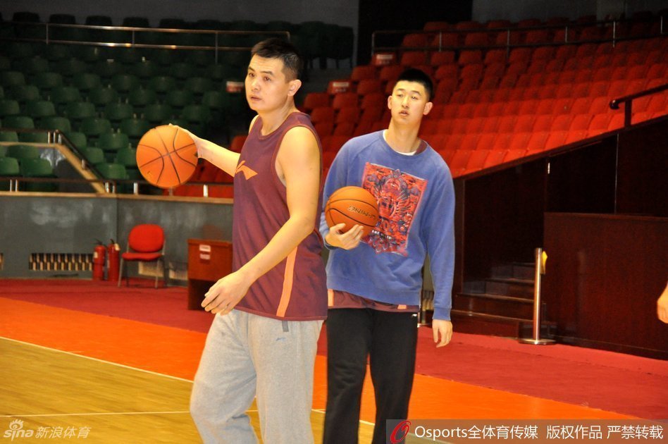 全队上下气氛轻松而专注，主帅凯撒与体能教练乌拉斯在场边密切关注着丁彦雨航的恢复进度，外教团队的严谨与细致为球队保驾护航。