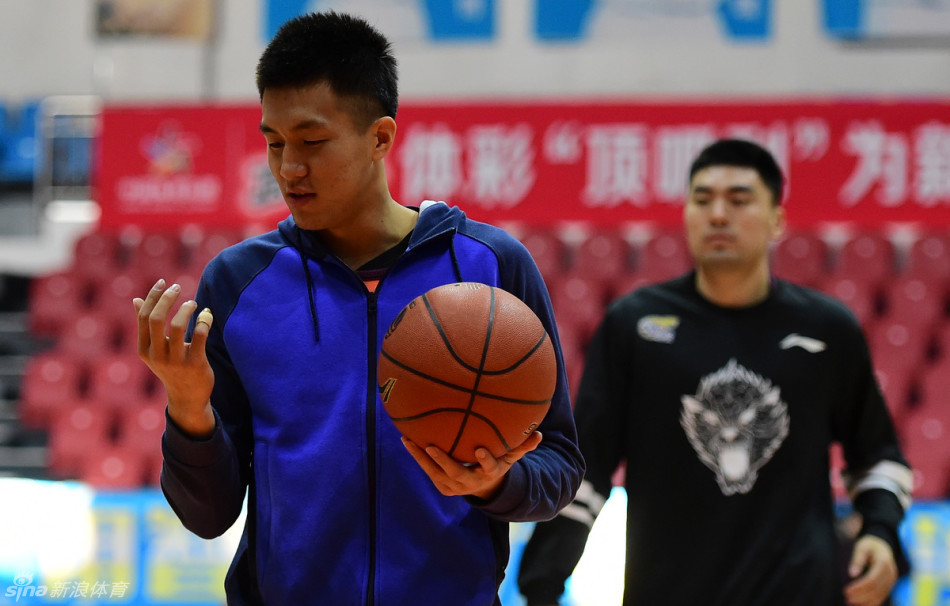 辽篮核心哈德森在赛前热身中神情专注，他稳稳出手，篮球划出一道弧线，整个球馆的目光都聚焦在这位球队领袖的身上。