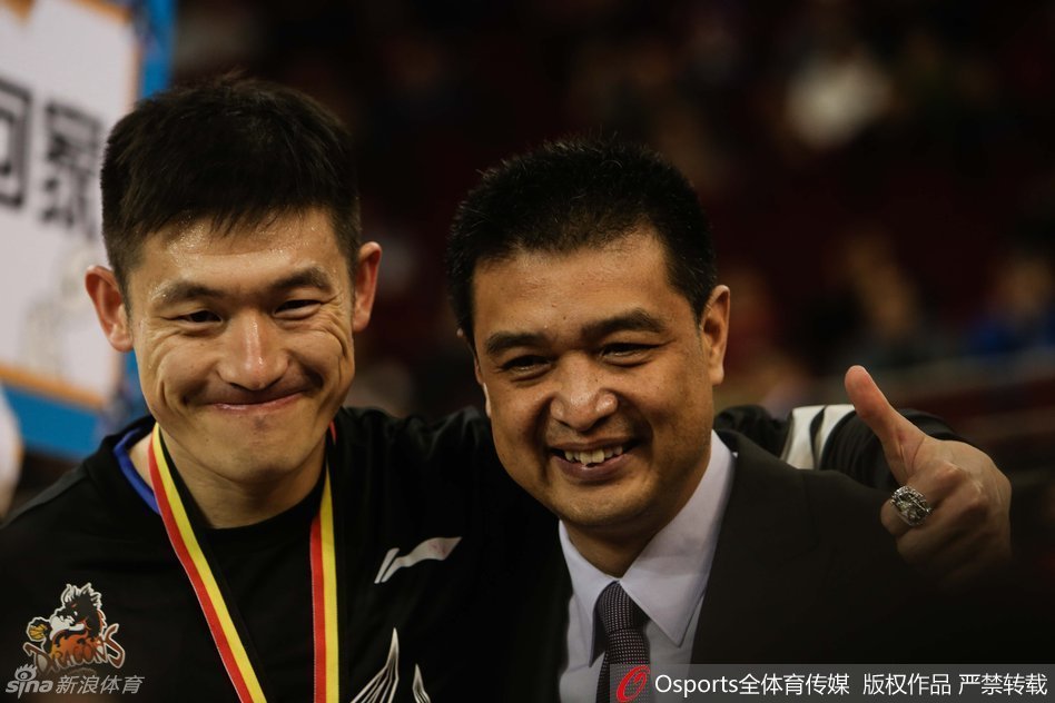 温情瞬间，闵鹿蕾指导亲自为昔日爱徒陈磊戴上总冠军戒指，两人的目光交汇，满是并肩作战多年的信任与深厚情谊。