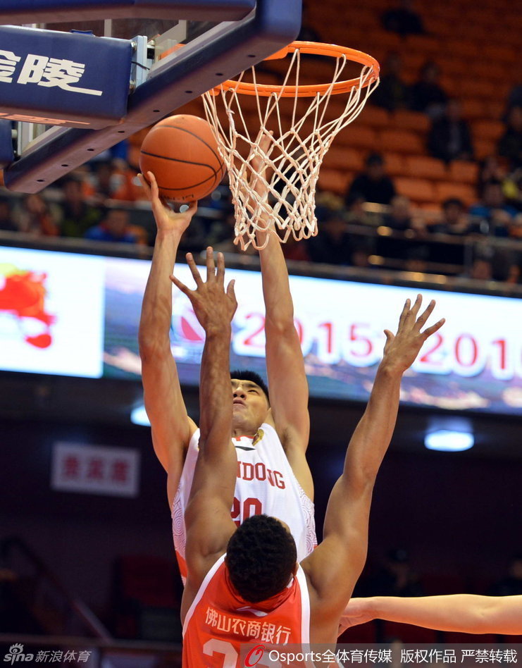 曾令旭面对高大防守球员，毫不畏惧地加速强突内线，肌肉碰撞的瞬间彰显着突破的决心与力量。