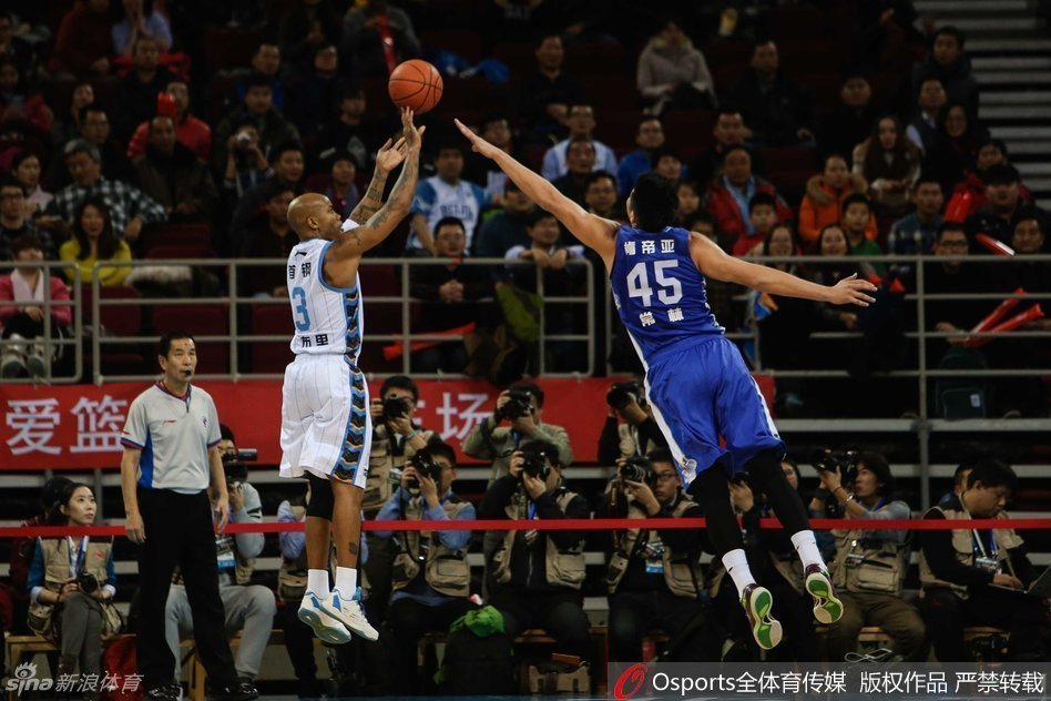 防守端的孙悦如同天罗地网，他用极具压迫性的贴防让对手寸步难行，那双长臂随时准备抢断发动快攻，完美诠释了何为从一号位防到五号位的全能战士。