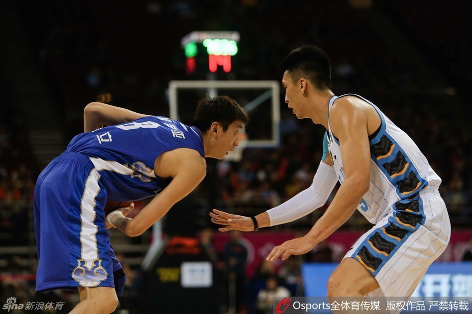 江苏外援布鲁克斯快如闪电，面对北京队的重重围堵，他利用节奏变化强行突破，试图以一己之力撕开卫冕冠军的防线，眼神中充满了不屈的斗志。