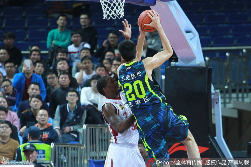 周鹏持球强行突破，面对两人包夹防守，在空中奋力维持平衡，将球抛向篮筐。