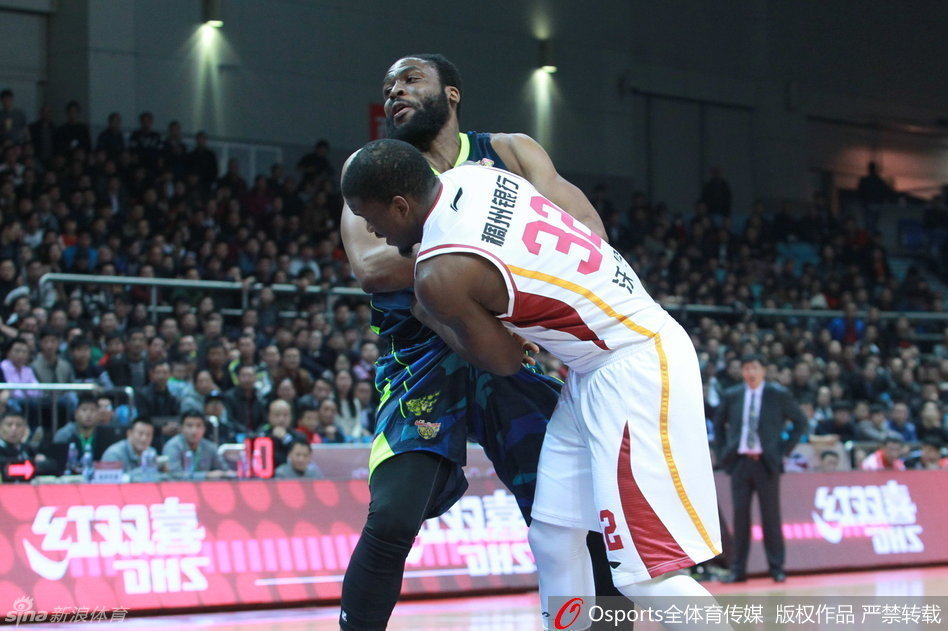 查尔斯飞身扑向底线，在身体完全失衡的情况下将球拨回场内，诠释了奋不顾身的拼搏精神。