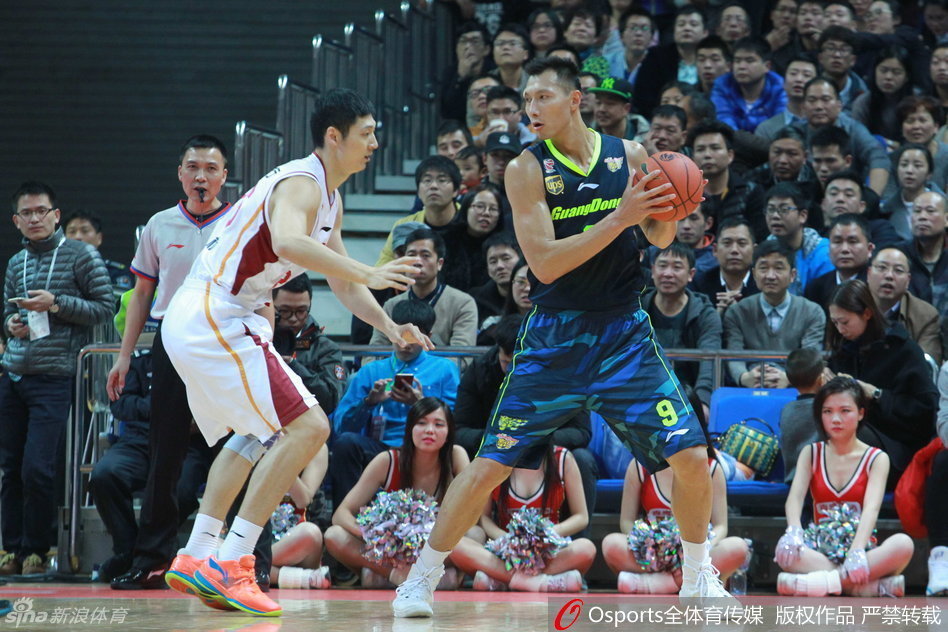 周鹏在对手身后全力起跳，长臂伸展，试图封盖对方的上篮，专注的眼神中透露出必胜的信念。