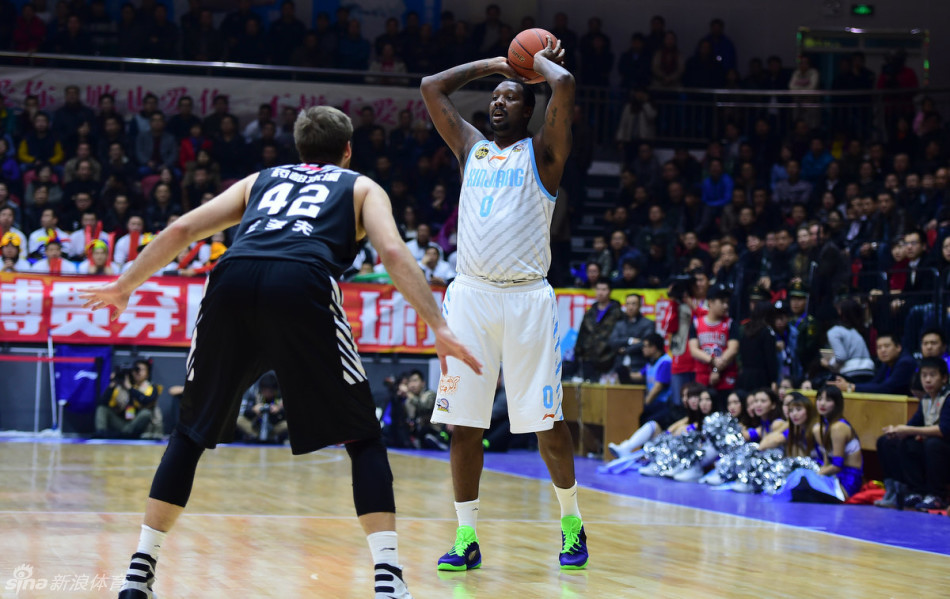 场边的郭士强指导看着场上弟子的精彩表现，情不自禁地竖起大拇指，脸上露出满意的笑容。