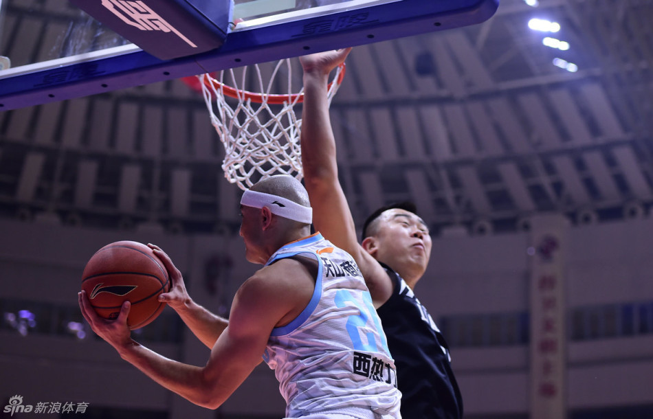 西热力江犹如尖刀般持球强行突破，他身形敏捷，瞬间过掉防守球员，直杀禁区，展现出极强的冲击力。