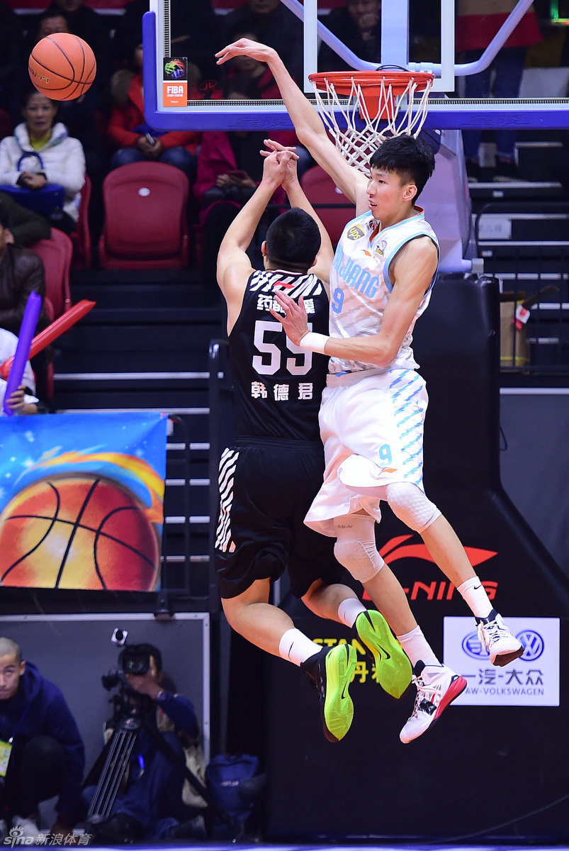 刘炜在三分线内一步急停跳投，出手动作标准流畅，眼神坚毅地注视着飞向篮筐的篮球。