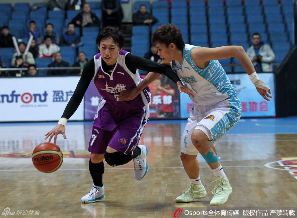 后卫球员如闪电般撕开防线，带球突破瞬间如离弦之箭，眼神坚毅直指篮筐。