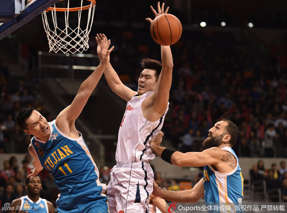 山西队外援杰里米-泰勒高高跃起，以骑扣之势将球砸进篮筐，力拔山兮气盖世，整个篮架都在他的暴力美学下颤抖。