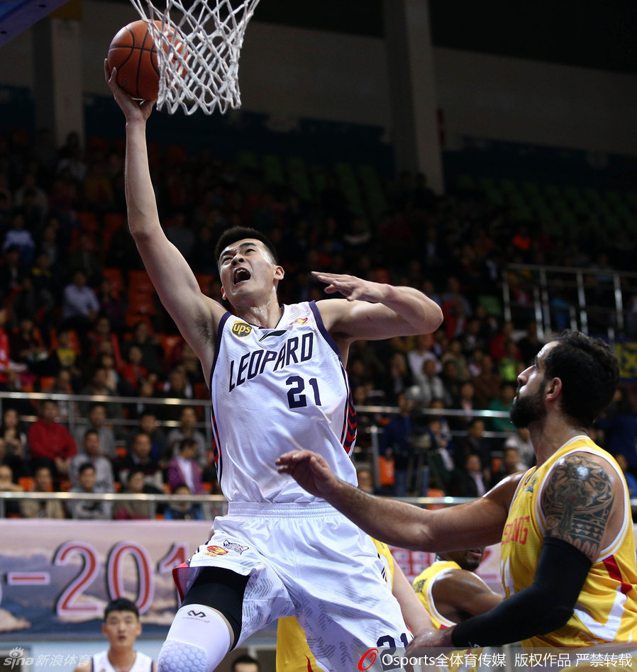 李慕豪禁区背身强攻，双臂挂筐势在必行，防守者望球兴叹