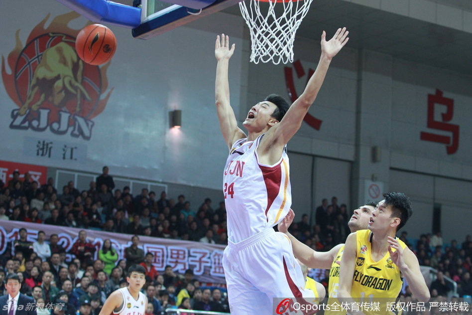 林志杰高高跃起在对方内线头顶摘下前场篮板，眼神坚毅