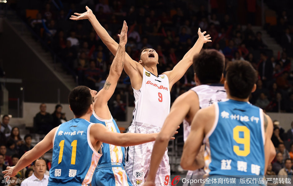 广东宏远外援拜纳姆犹如一把尖刀，运球一个箭步直插北京队腹地，眼神中透露出不可阻挡的杀气，轻松撕裂防线杀入篮下。