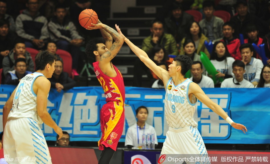 因伤缺阵的布拉切在场边焦急观战，身穿便服为队友鼓劲