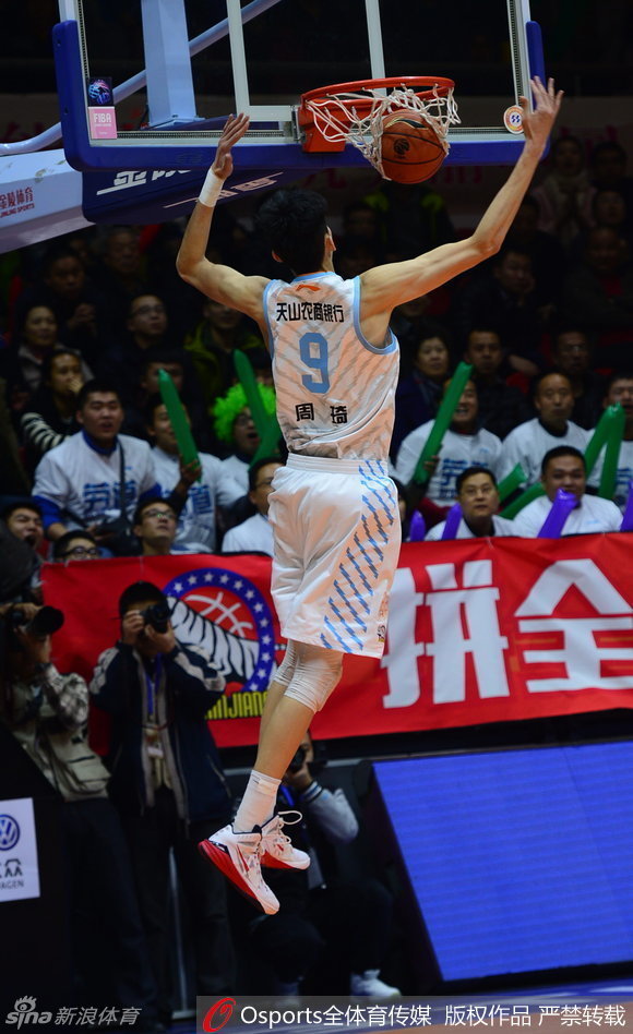 苏伟与拉莫斯篮下肌肉碰撞，卡位争夺如同摔跤般激烈