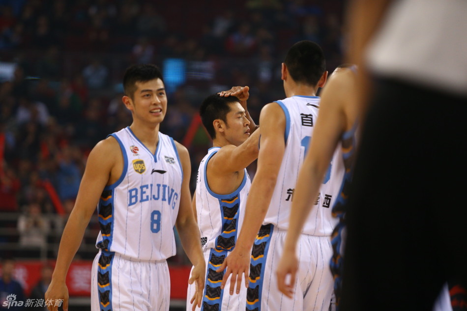 朱彦西张开双臂准备防守，眼神专注地盯着持球人，他的长臂像是一道屏障，随时准备干扰对手的投篮或传球路线。