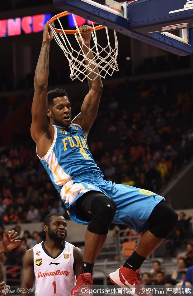 福建队赵泰隆目送篮球入网，嘴角露出一丝无奈的表情，即使防守已经到位，却依然无法阻挡对手势在必得的进球。