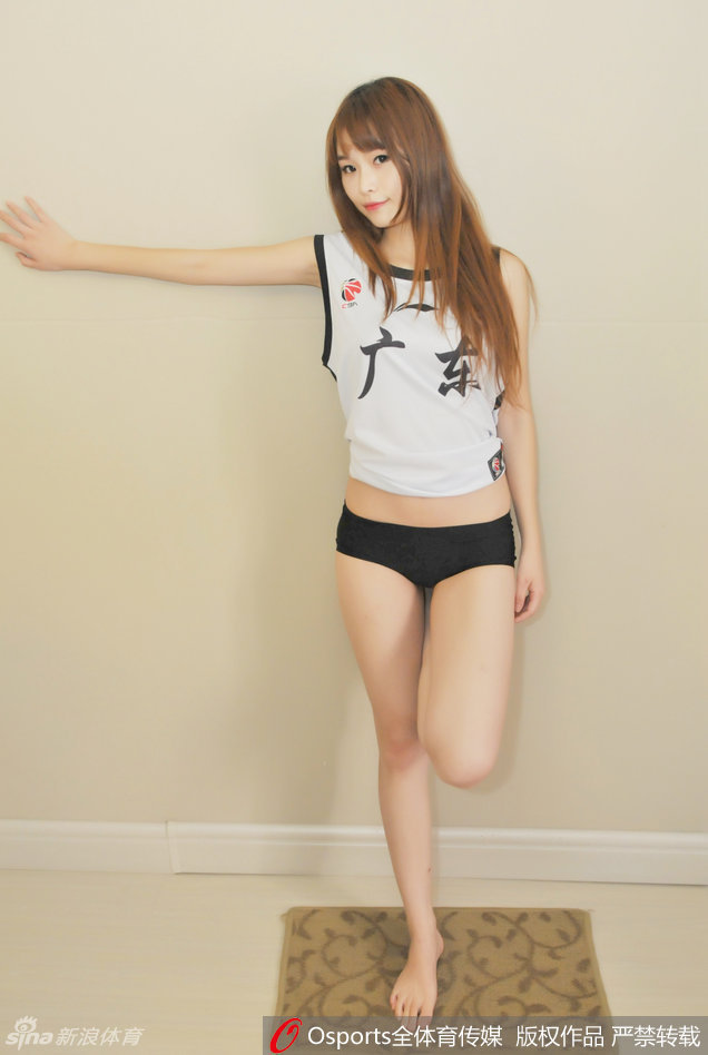 宝贝将马尾高高束起，露出光洁的额头，甜美的笑容如冬日暖阳，瞬间驱散了赛场上的紧张与疲惫。