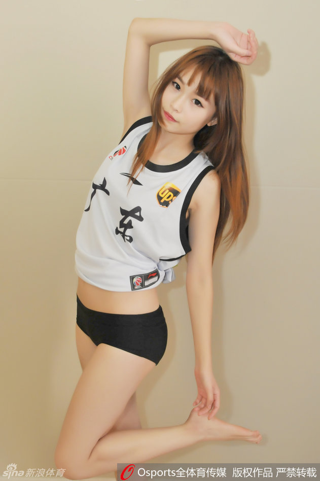 宝贝双手轻举，身姿挺拔如松，眼神自信地望向前方，仿佛在引领全场观众一起为宏远队的下一次进攻呐喊助威。