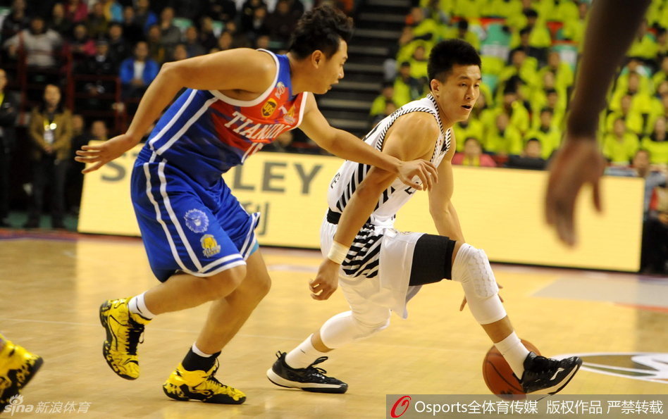 郭艾伦眼神专注，在场边进行拉伸训练，汗水已浸透球衣，为即将到来的激战做最后准备。