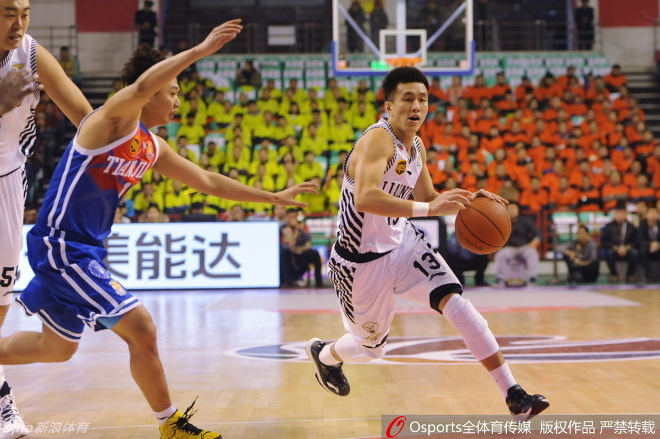 哈德森在严密防守下强行起跳，皮球离开指尖，划出一道标志性的高弧线飞向篮筐。