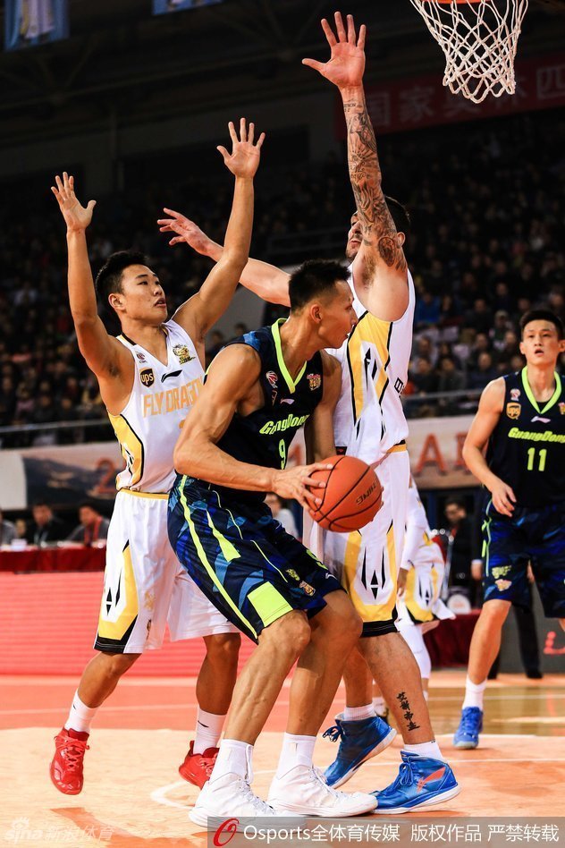 易建联在人群中高高跃起，凭借敏锐的篮板嗅觉，将球牢牢控制在手中，这是他全场积极拼抢的一个缩影。