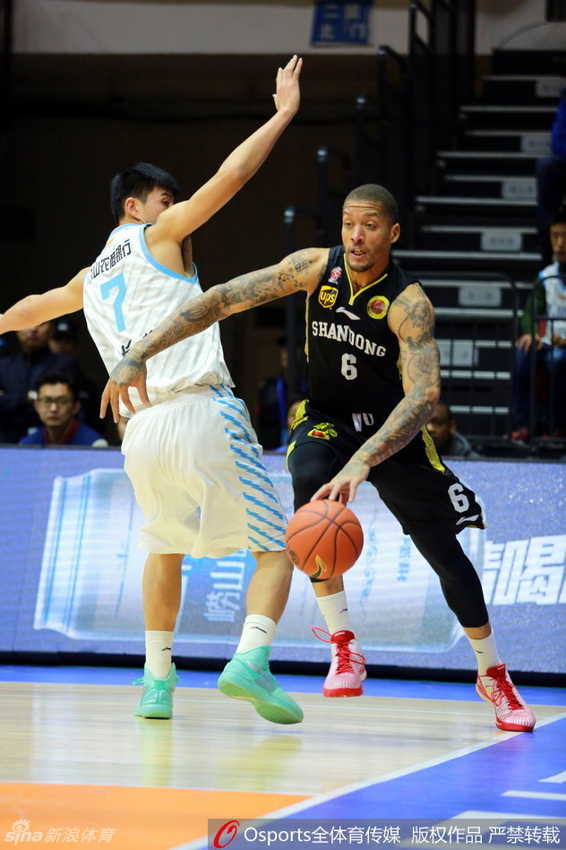 李根利用强壮的身体背身单打防守球员，他像一辆重型坦克般碾向禁区，尽管对手奋力抵抗，但依然无法阻挡他上篮的步伐。