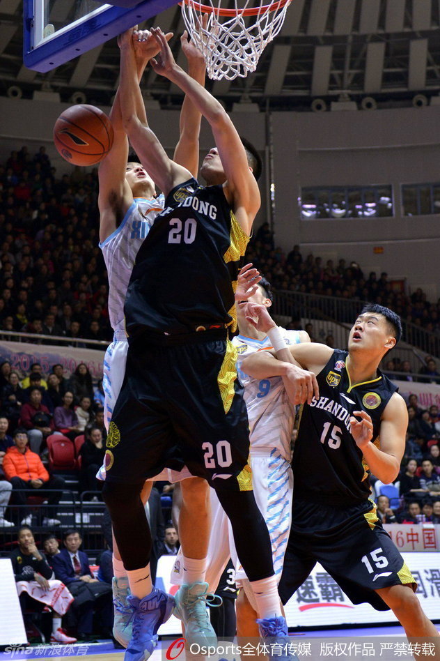 比斯利在人群中强行突破，他运球的节奏感极佳，像一把尖刀直插新疆队的心脏地带，展现了他作为CBA超级得分手的个人能力。
