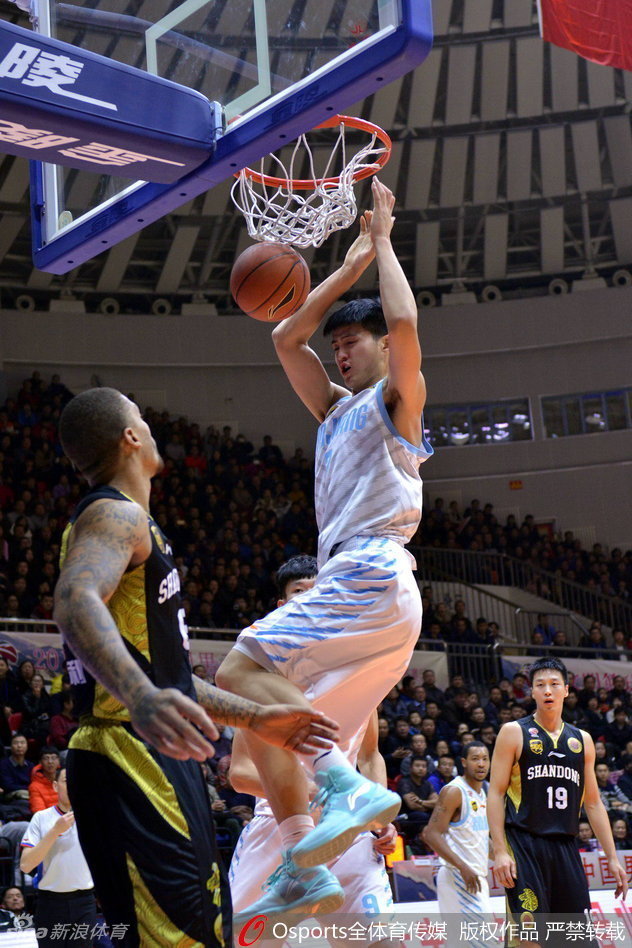 比斯利在底线附近用一个灵巧的转身试图摆脱防守，但裁判的哨声响起，他踩到了边线，脸上露出一丝无奈的表情。