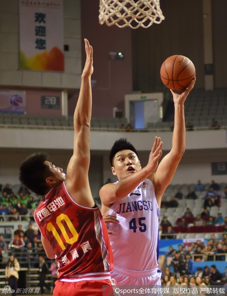 布朗外线干拔出手，篮球划出美丽弧线