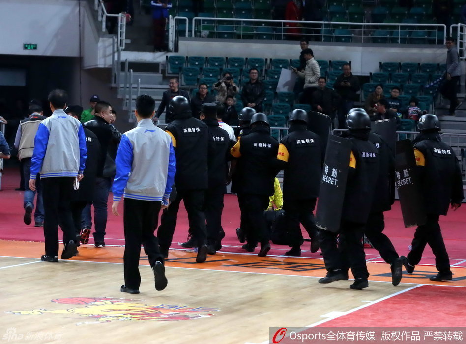 孙悦如同天降神兵，用一记势大力沉的盖帽拒绝对手的上篮，他腾空而起的身姿和坚定的眼神，构筑了北京队最坚固的防线。