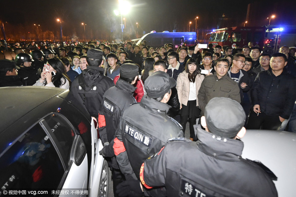 昏黄的灯光下，山西主场外的安保人员列队而立，结束了整晚高度紧张的工作。他们身后的球馆灯火通明，而他们的身影却融入夜色，正是这群默默无闻的守护者，用整夜的辛劳换来了赛后的基本秩序与平安。